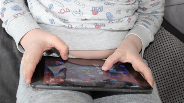 過度玩3C易對健康造成威脅